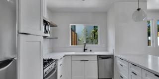 Stylish Santa Monica studio with w/d in unit, and private rear yard. Gallery 13