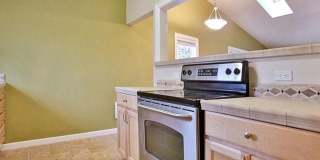 Light & Bright 2 Bed 1 Bath Condo! Gallery 6