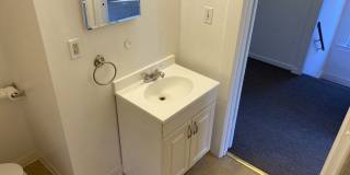 Cozy Upper Floor 2 Bedroom, 1 Bath Unit Gallery 7