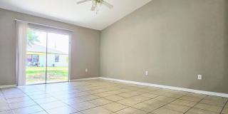 3 BR / 2 BA Duplex Conveniently Located in Lehigh Acres Gallery 4
