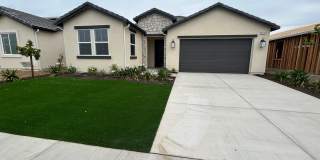Northwest Visalia! Don't miss this beauty! Spacious and open 4 bedroom 2 bath! Gallery 1