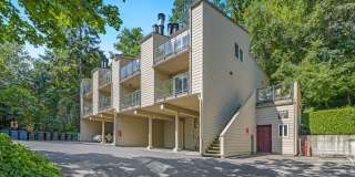 Mercer Island Condo with Reserved Parking & In-Unit Laundry! Gallery 1