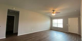 Charming 4 bed 2 bath in Hunters Spring *  Mustang schools Gallery 8