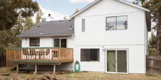 ***$1,000 Off First Month's Rent*** Charming Split Level in NE Bend - HUGE Yard! Gallery 19