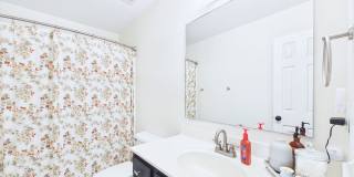 Beautiful 3 bd/ 2.5 house with Renovated Kitchen Gallery 25