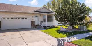 Beautiful 2 bed 2 bath twin home - 2 car garage Gallery 1