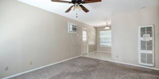 Cute 3/1 with carport! Gallery 3