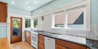 Spacious Ravenna Craftsman! Gallery 15