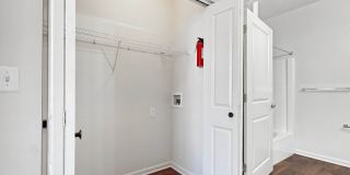 Grand Lakeside Escape: Spacious 3-Bedroom Retreat in Lakeshore Community Gallery 34