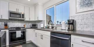 Beautiful 3 bed 2.5 baths "fully furnished" townhouse in the charming neighborhood of University Heights. Gallery 16