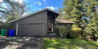 Charming and Spacious Home in a Convenient Gresham Location! Gallery 1
