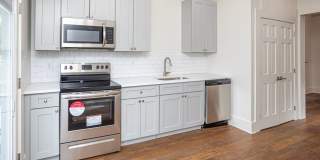 Uptown Renovated 1/1.5 apartment with Private Backyard Gallery 7