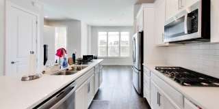 Fresh and Ready 4Bed/4.5Bath Beautiful 4 level TH + 2 Car Garage Gallery 15