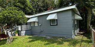 Fully Renovated 2/1 + Bonus Room Single Family Available Now! Gallery 9