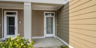 Furnished Pet-Friendly 30-Day Extended Stay Riverfront Condo Gallery 6