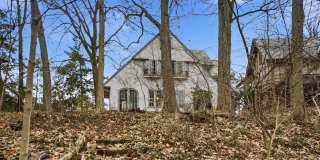 Private House on iuka ave Ravine – Central Campus – Newly Renovated - Flexible Pricing Gallery 7