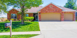 Charming 3 Bedroom/2 Bath in Mill Creek Manor with Spacious Garage Gallery 1