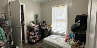 4 Bedroom, 2 bathroom home near Caterpillar Gallery 21
