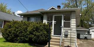 2-Bed Bungalow · Fireplace · Detached Garage · Large Yard — Peoria 61603 Gallery 1