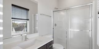 Stylish Midtown townhouse with stunning city views! Gallery 20
