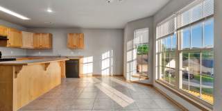 4 Bedroom 2.5 Bath Townhome near Centennial Park! Fenced Yard! Gallery 8
