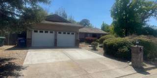 SPACIOUS 3 BED 2 BATH WITH BONUS ROOM / DEN IN THE COUNTRY OAKS SUBDIVISION Gallery 1