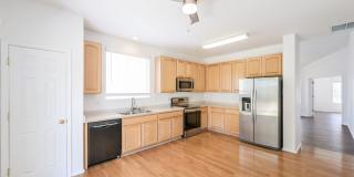 3 Bed/ 2Bath Close to Buckley Space Base Gallery 7
