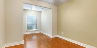 2/1 Condo Near UT and Darrell K Royal Field Gallery 12