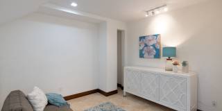Wailupe Seaside Haven: Beachfront Luxury Home w/ Infinity Pool & City Proximity Gallery 26