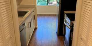 Newly renovated 2 bed x 1 bath on top floor in Kirkland! Gallery 1