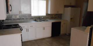 Spacious 2 story Townhouse with Community Pool Gallery 5