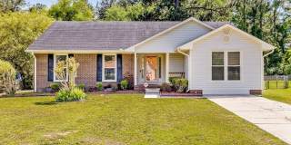 3 bedroom 2 bathroom in a mature neighbourhood Gallery 1