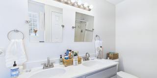 Beautiful 3 bd/ 2.5 house with Renovated Kitchen Gallery 21