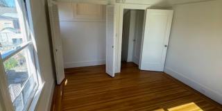 Great House in Oakland with a yard! 2 Beds, 1 Bath Gallery 40