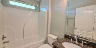 Spacious 3-Bedroom Home - Stonechase Gallery 15