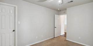 Room in 4 Bedroom Home in Austin Gallery 22