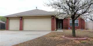 Spacious 3 Bed + Study | Fireplace, Covered Patio & Fully Fenced Backyard Gallery 3