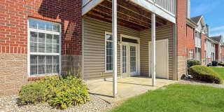 Grand Lakeside Escape: Spacious 3-Bedroom Retreat in Lakeshore Community Gallery 51