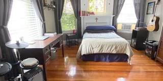 Nicely updated 3 bed unit with in unit laundry! Gallery 21