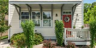Stunning 4 Bedroom in Downtown Durham with Large Fenced Yard! Gallery 4