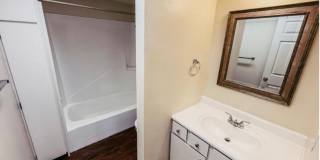 Pet Friendly 2 Bedroom/ 1 bath Westside Location With Balcony! Gallery 7