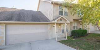 Spacious North Side Townhouse Gallery 1