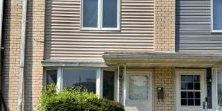 SUPER CLEAN THREE BEDROOM TOWNHOME Gallery 1