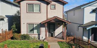 Beautiful Home with Mt. Rainier Views – Close to PSNS  Ferries Gallery 1