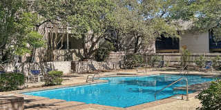 Charming 2BR Condo with Vaulted Ceilings, Fireplace & Pool Access Gallery 8