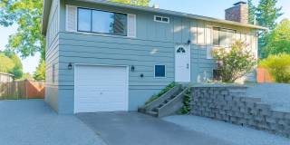 Bright Cozy Home w/ Deck & Yard Near Des Moines Marina Gallery 1