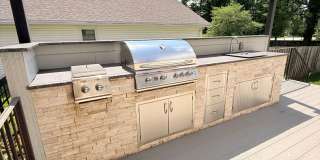 Location-Location, 4 BR / 2 Living Areas in SE Springfield w/ An Amazing Out Door Kitchen - Grill Area Gallery 1