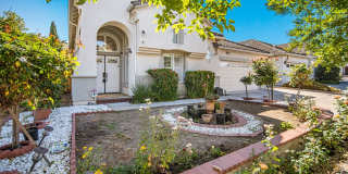 Highly Desirable Executive Home: 4 Bedrooms, 3 Bathrooms of Luxury Living Highly Desirable Executive Home: 4 Bedrooms, 3 Bathrooms of Luxury Living Gallery 1