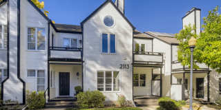 Downtown 2 BDR / 2BA - Walk to Everything Gallery 3