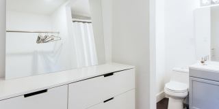 1321 W 36th Place Apartments Gallery 24